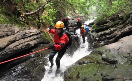 Ανακαλύπτουν τα Φαράγγια της Κρήτης μεσα από την 33η Σχολή Canyoning